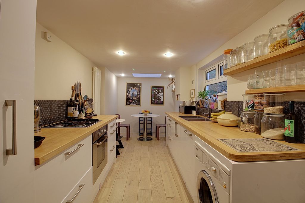 Property photo 3 of 9 Kitchen