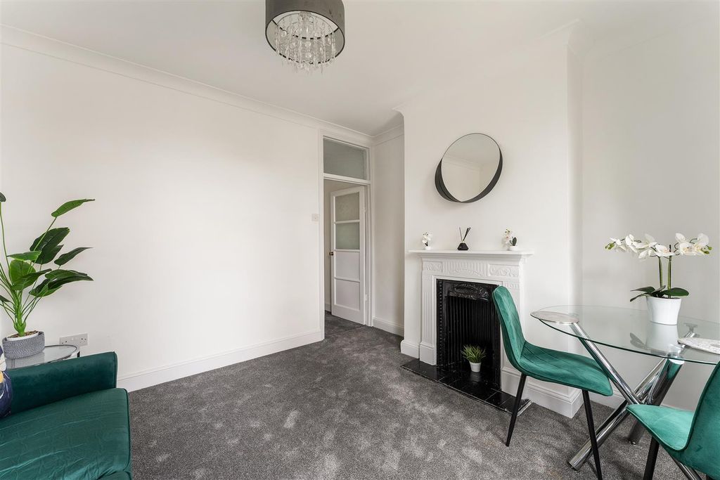 Property photo 2 of 22 Brettenham Road, E17