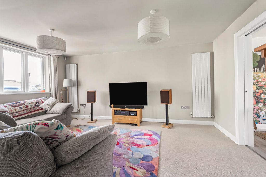 Property photo 2 of 19 Lounge 2