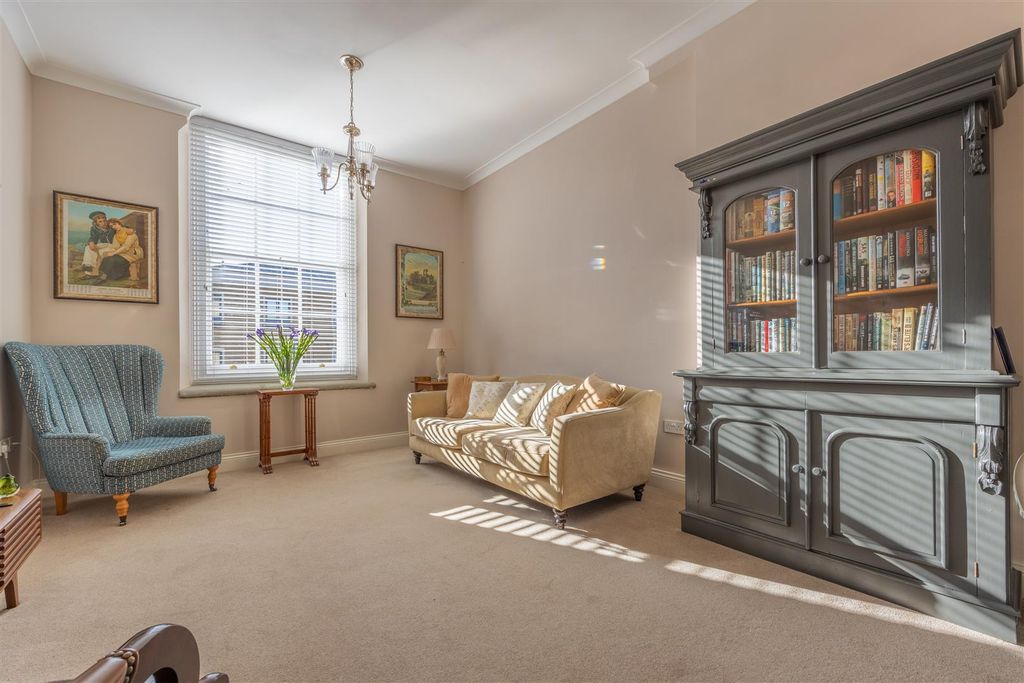 Property photo 2 of 23 Lounge