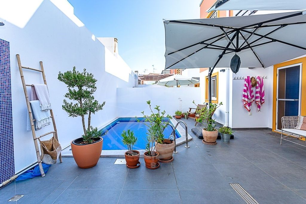 Property photo 2 of 27