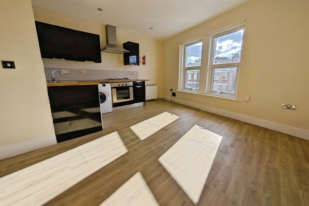 Property photo 2 of 5 (Main)