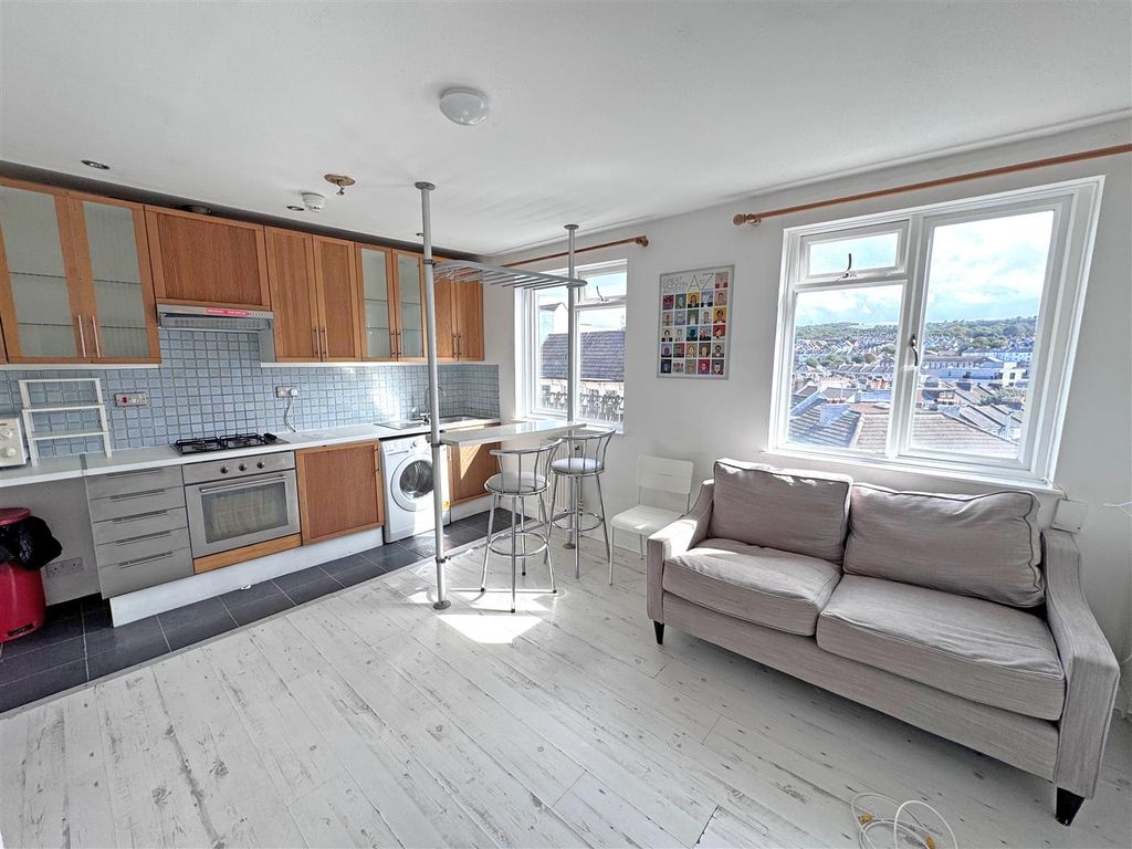Property photo 3 of 12 6E.Jpg