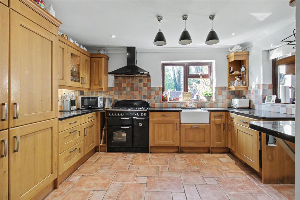 Property photo 2 of 28 Kitchen