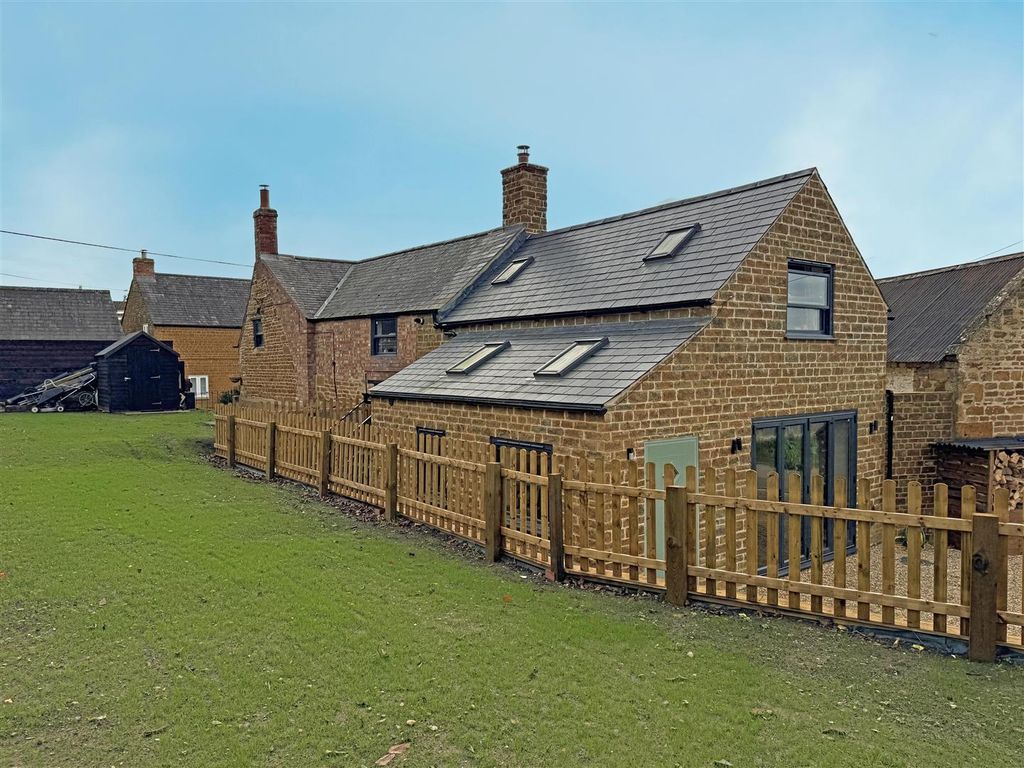 Property photo 1 of 18 Main Street, Caldecott