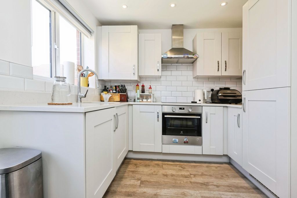 Property photo 3 of 19 Kitchen