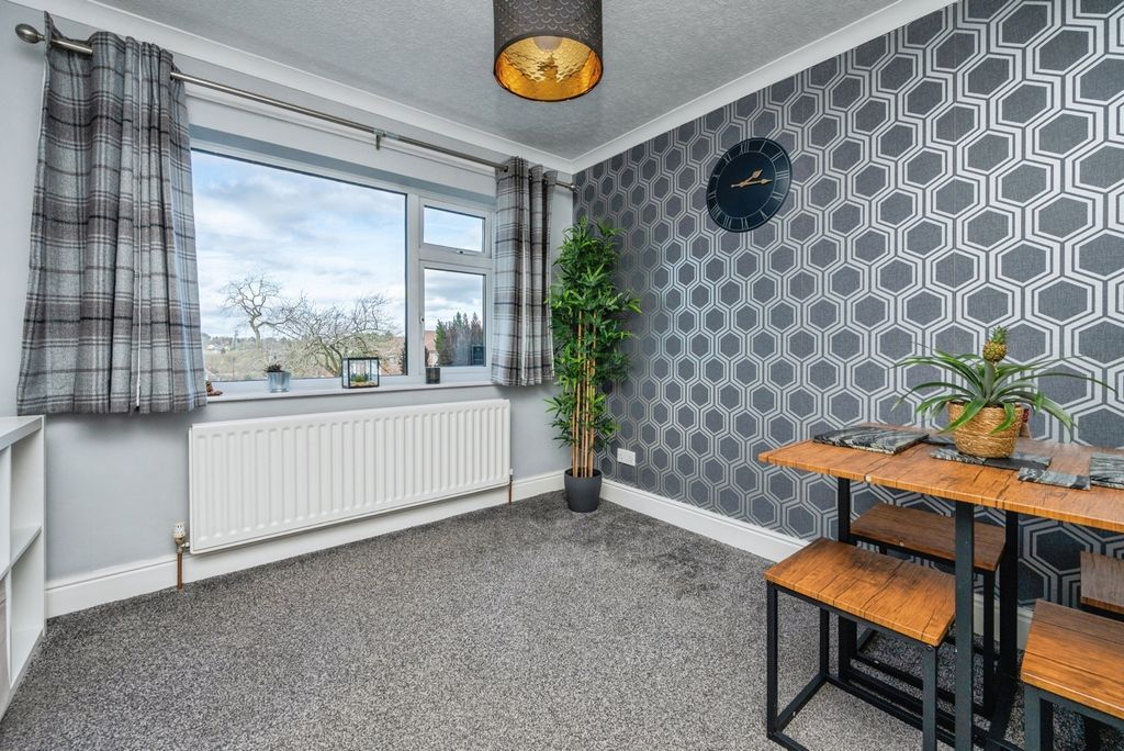 Property photo 3 of 20 Lounge