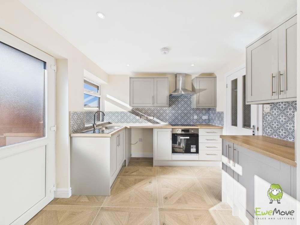 Property photo 3 of 12 Kitchen