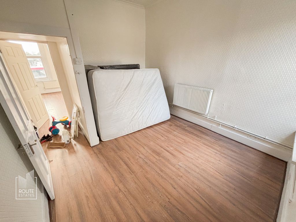 Property photo 3 of 8 Photo 4