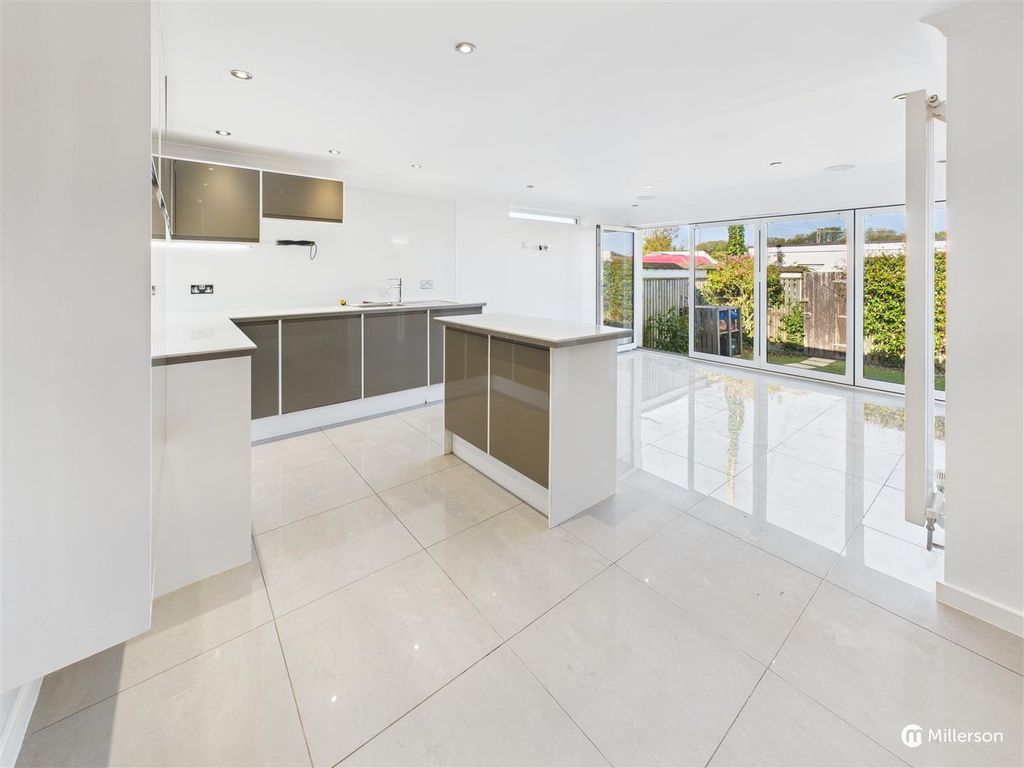 Property photo 3 of 17 Kitchen / Diner