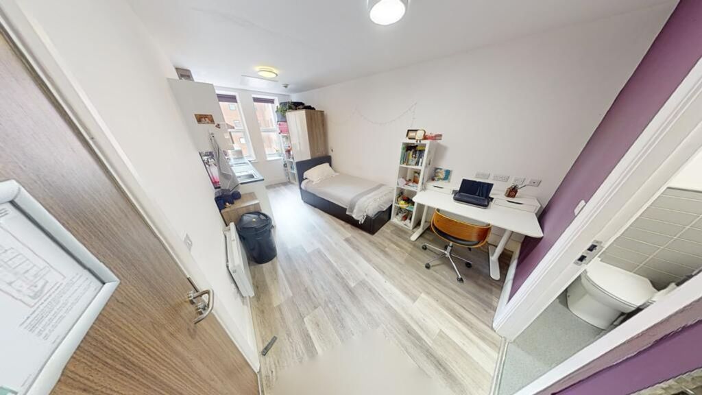 Property photo 2 of 5 A Bright And Spacious Double Bedroom Featuring A c...