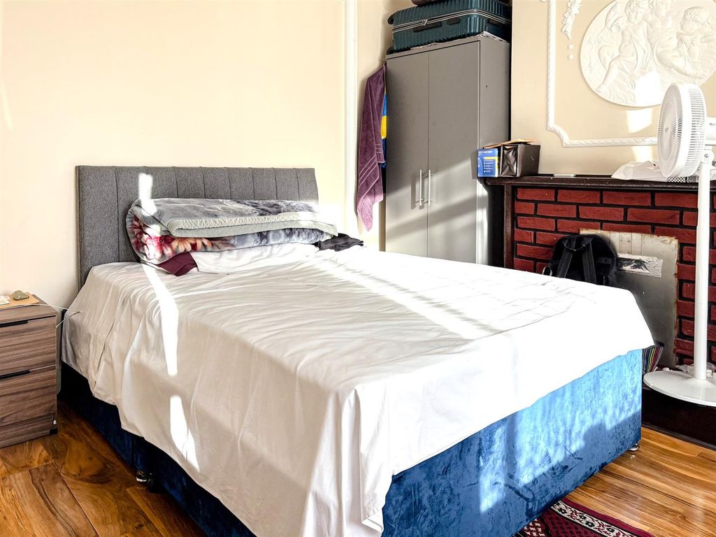 Property photo 3 of 18 Kempton Rd, E6 For Rent By Barrain London Estate A