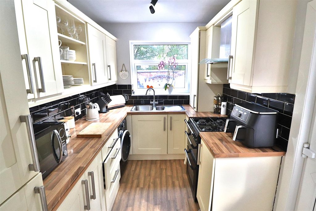 Property photo 3 of 15 Kitchen