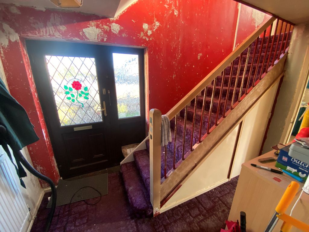 Property photo 2 of 11 Hallway