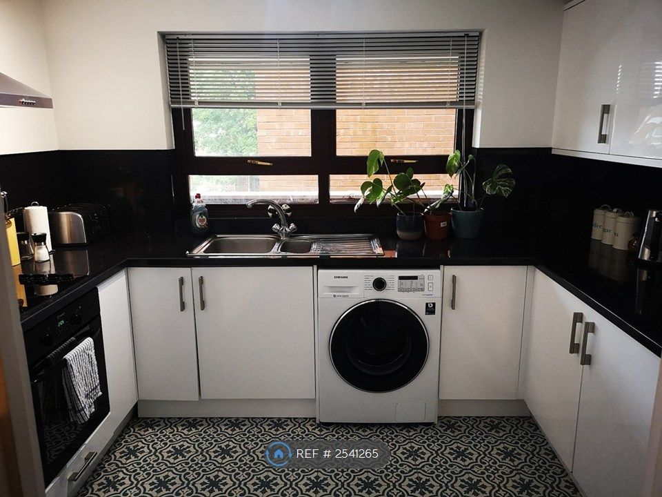 Property photo 2 of 9 Kitchen 1