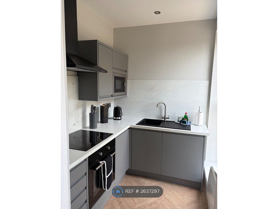 Property photo 3 of 10 Kitchen
