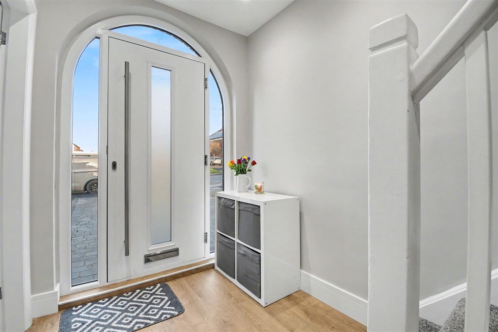 Property photo 2 of 22 Entrance Hallway