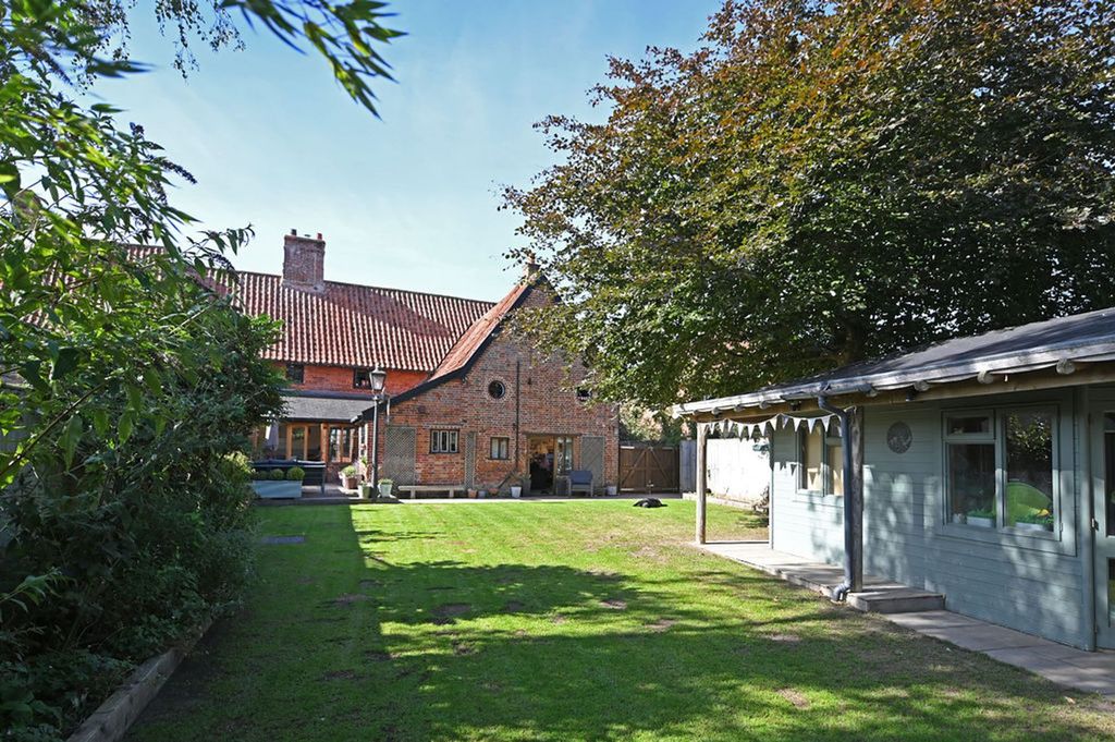 Property photo 2 of 35