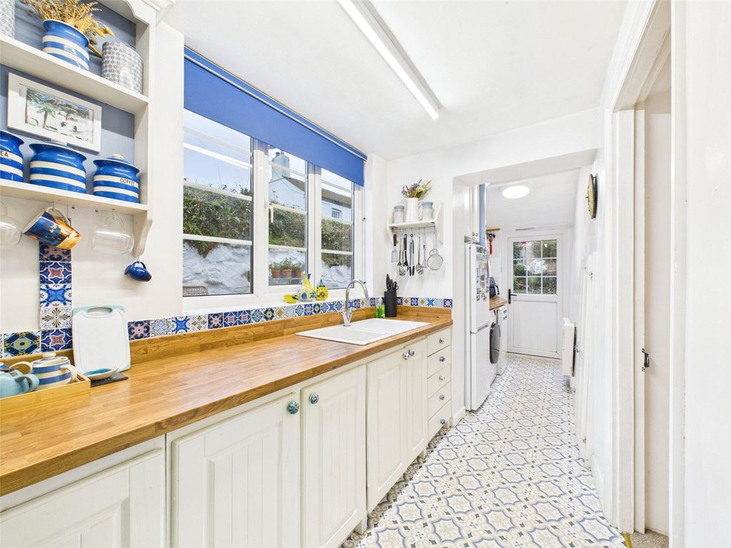 Property photo 3 of 17 Kitchen