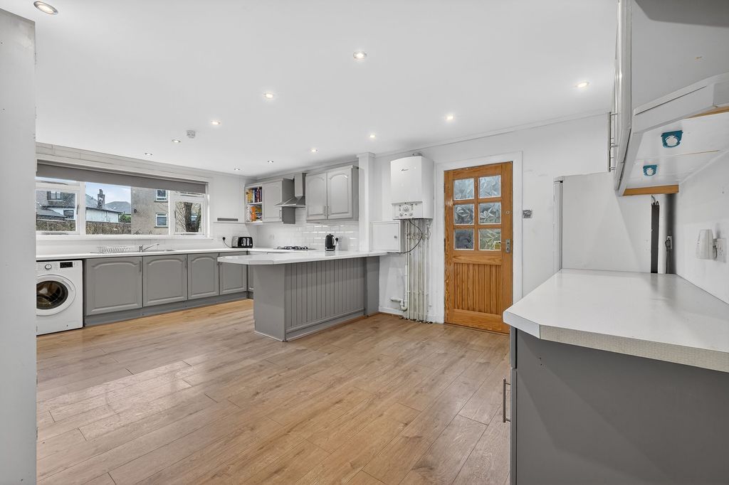 Property photo 2 of 27