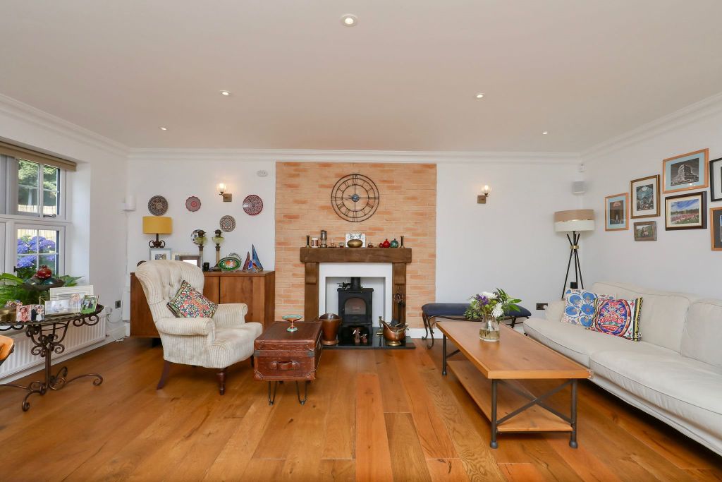 Property photo 3 of 20 House Pics (33)