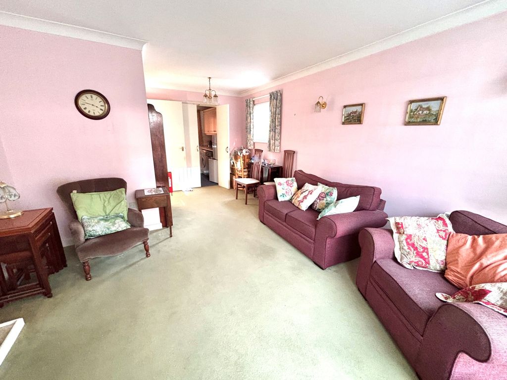 Property photo 3 of 8 Lounge 2