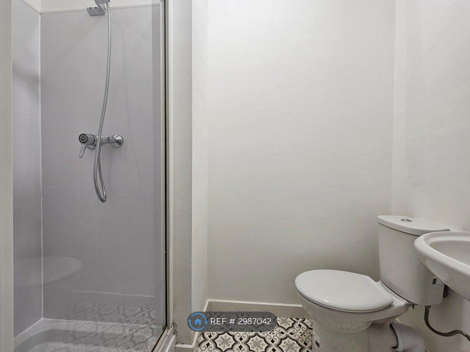 Property photo 3 of 9 Bathroom