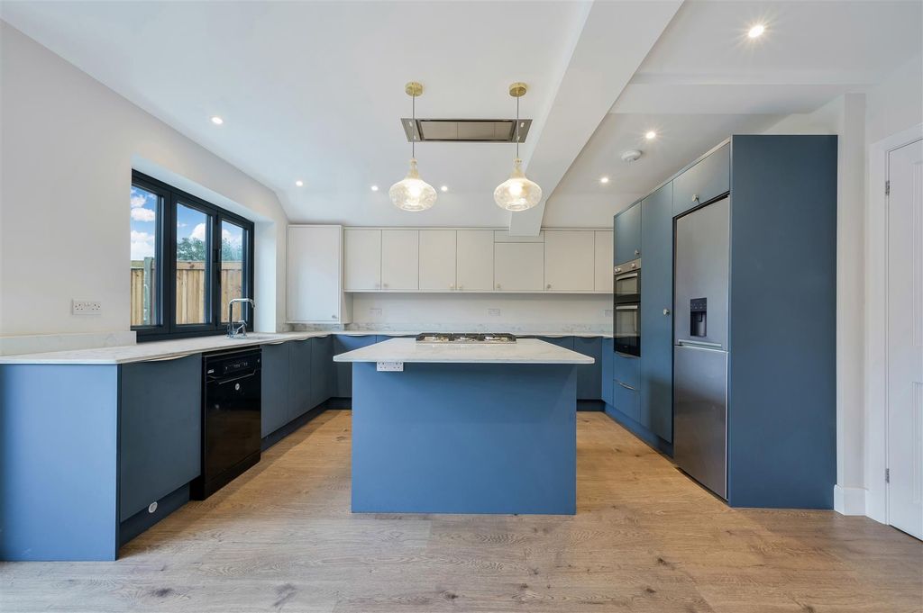 Property photo 2 of 21 Oatfield Road, 33-1.Jpg