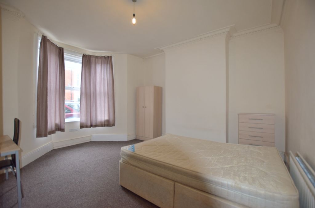 Property photo 2 of 7 A Spacious And Bright Double Bedroom With Large Wi...