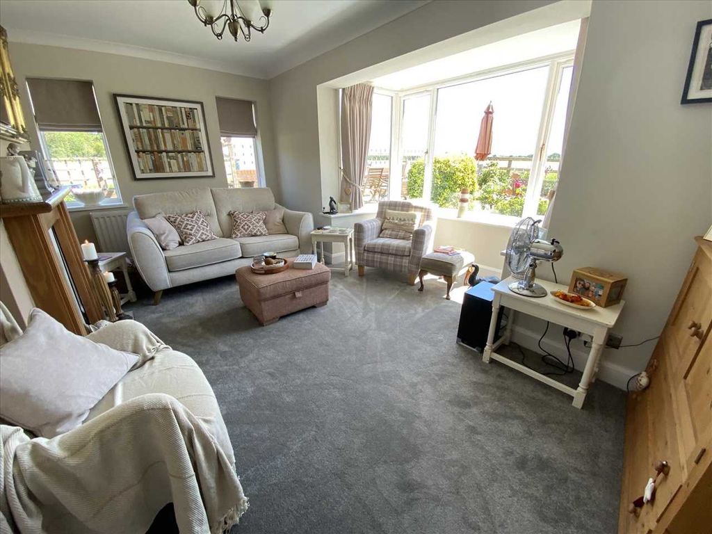 Property photo 2 of 16 Lounge: