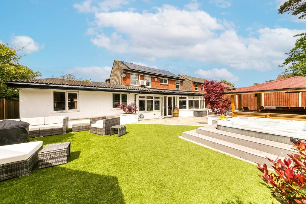 Property photo 2 of 40 Auriol Close