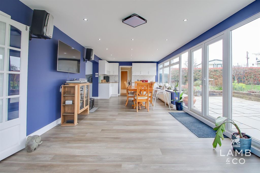 Property photo 3 of 40 Conservatory