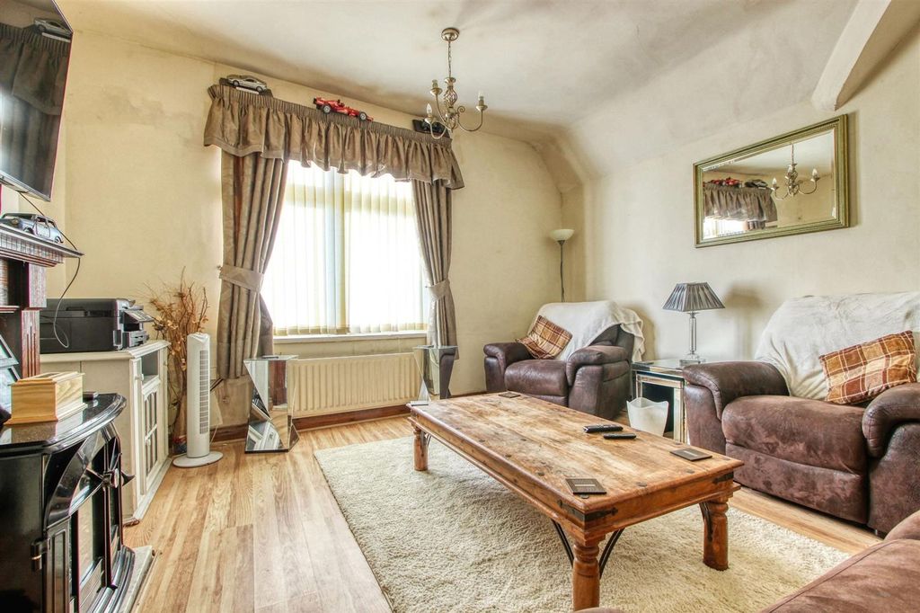 Property photo 3 of 14 Lounge