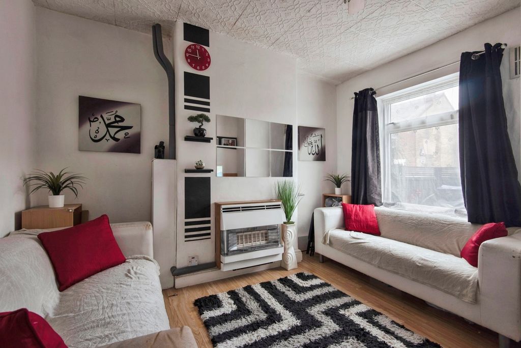 Property photo 3 of 18 Lounge