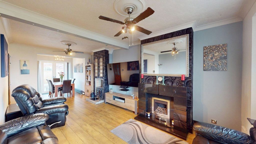 Property photo 2 of 19 Lounge