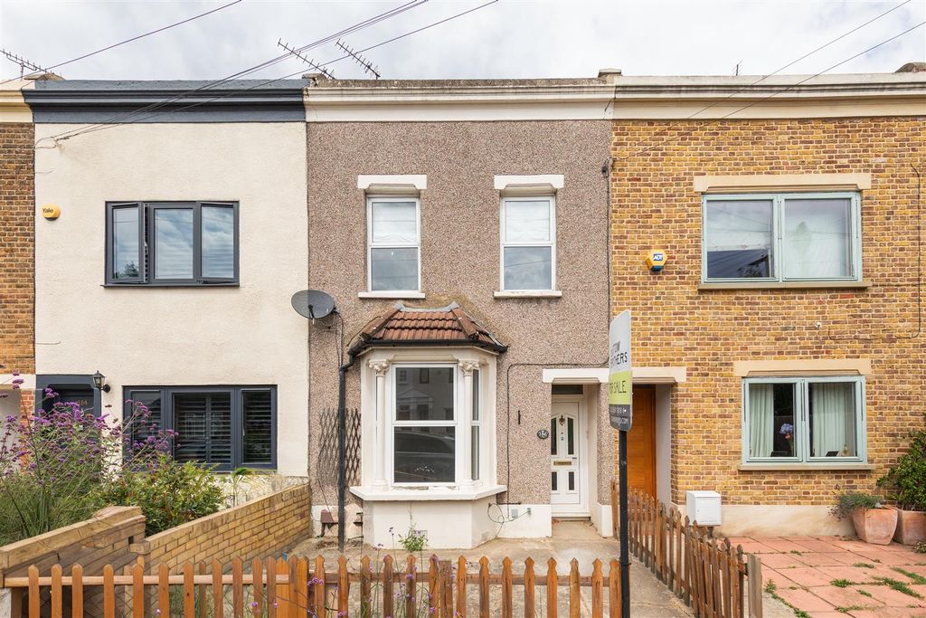 Property photo 1 of 30 Maybank Road, E18
