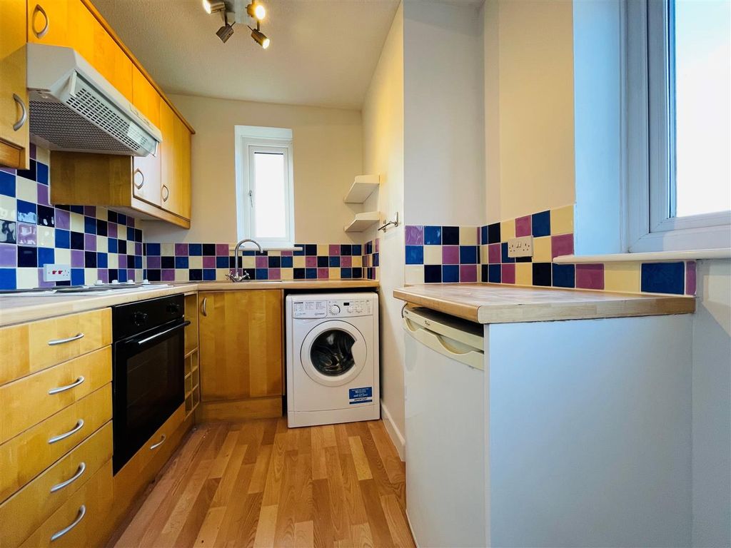 Property photo 3 of 8 Kitchen