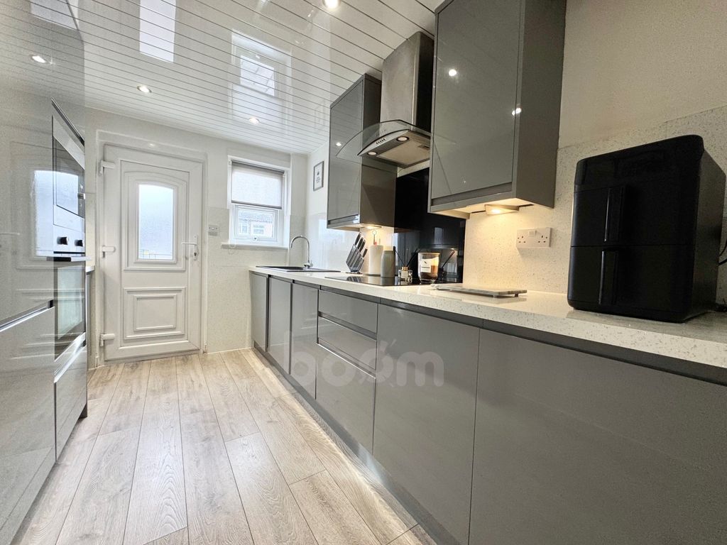 Property photo 3 of 17 Churchill Avenue, Kilwinning Kitchen