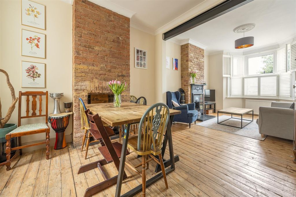 Property photo 3 of 32 Ritchings Avenue, E17