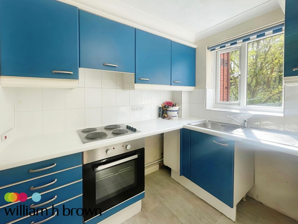 Property photo 3 of 8 Kitchen