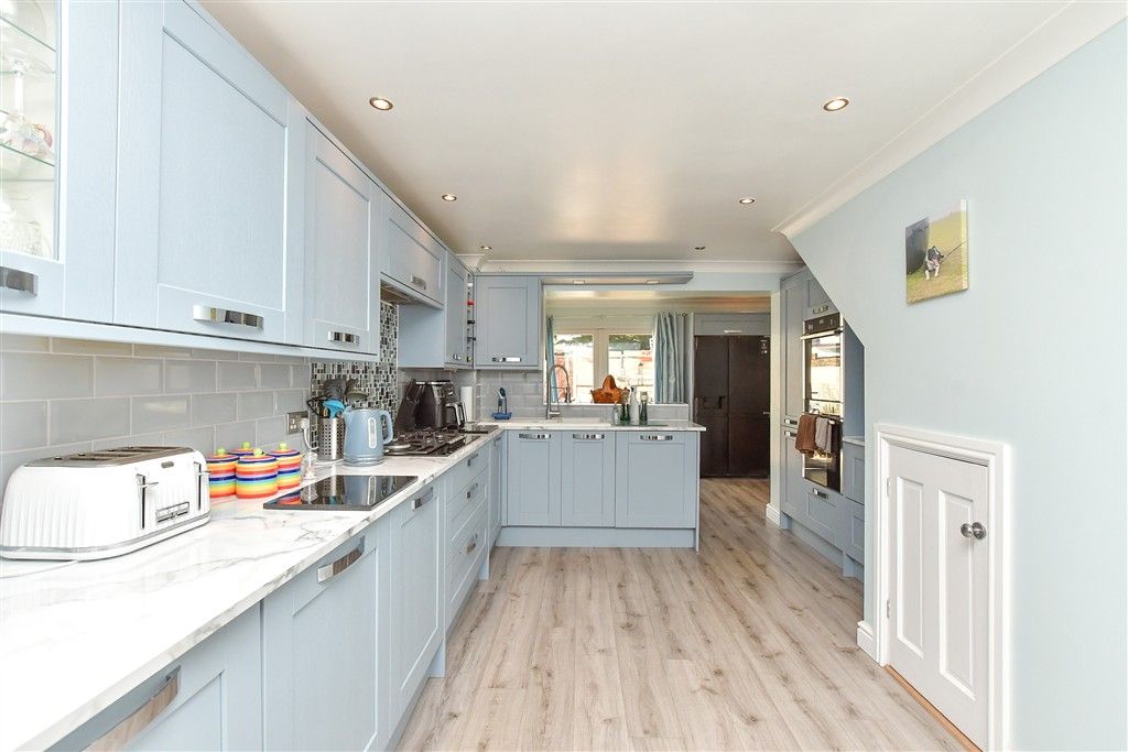 Property photo 2 of 9 Kitchen