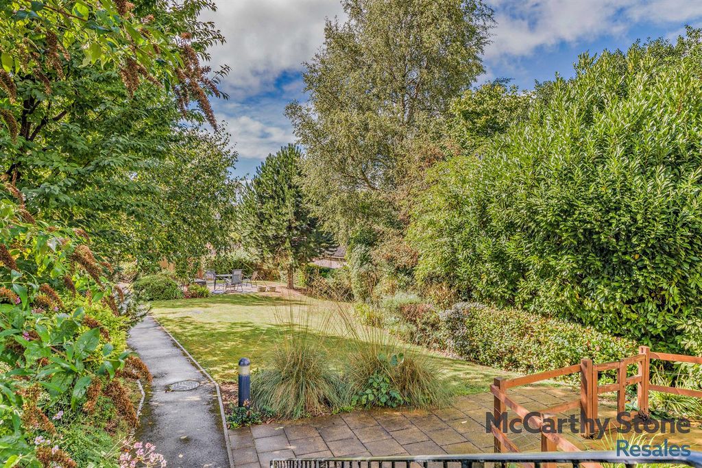 Property photo 2 of 15 Communal Gardens