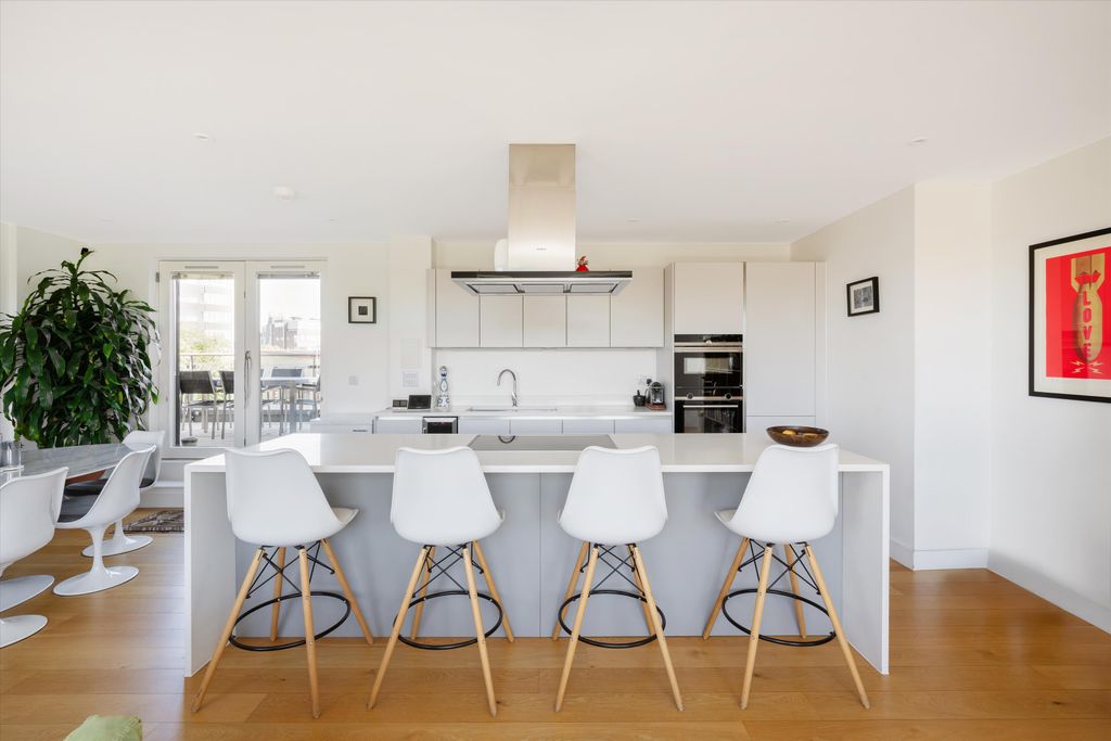 Property photo 3 of 18 Image