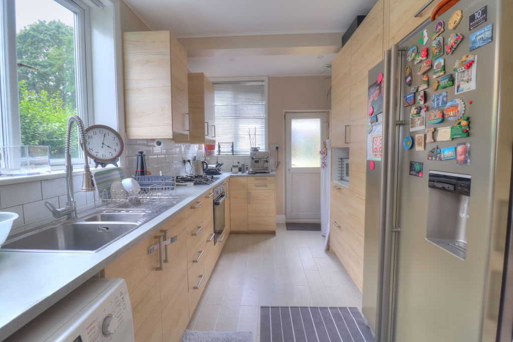 Property photo 2 of 11 Kitchen