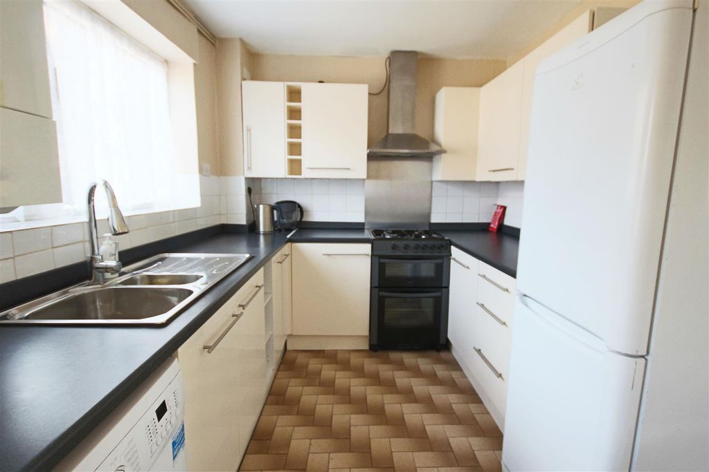 Property photo 3 of 7 Kitchen