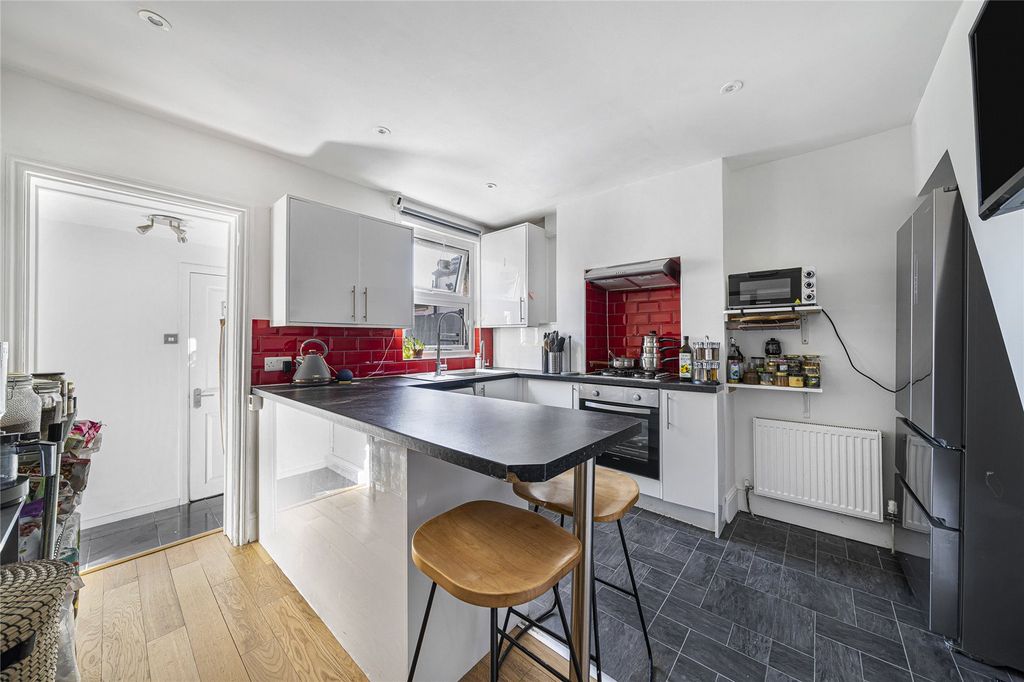 Property photo 3 of 19 Kitchen