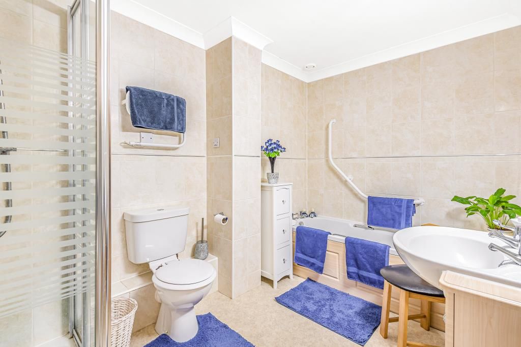 Property photo 2 of 10 Bathroom