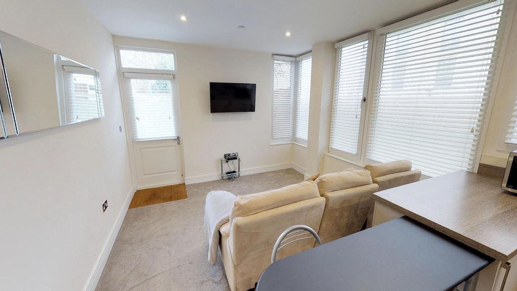 Property photo 2 of 13 Windsor Road 4.Jpg