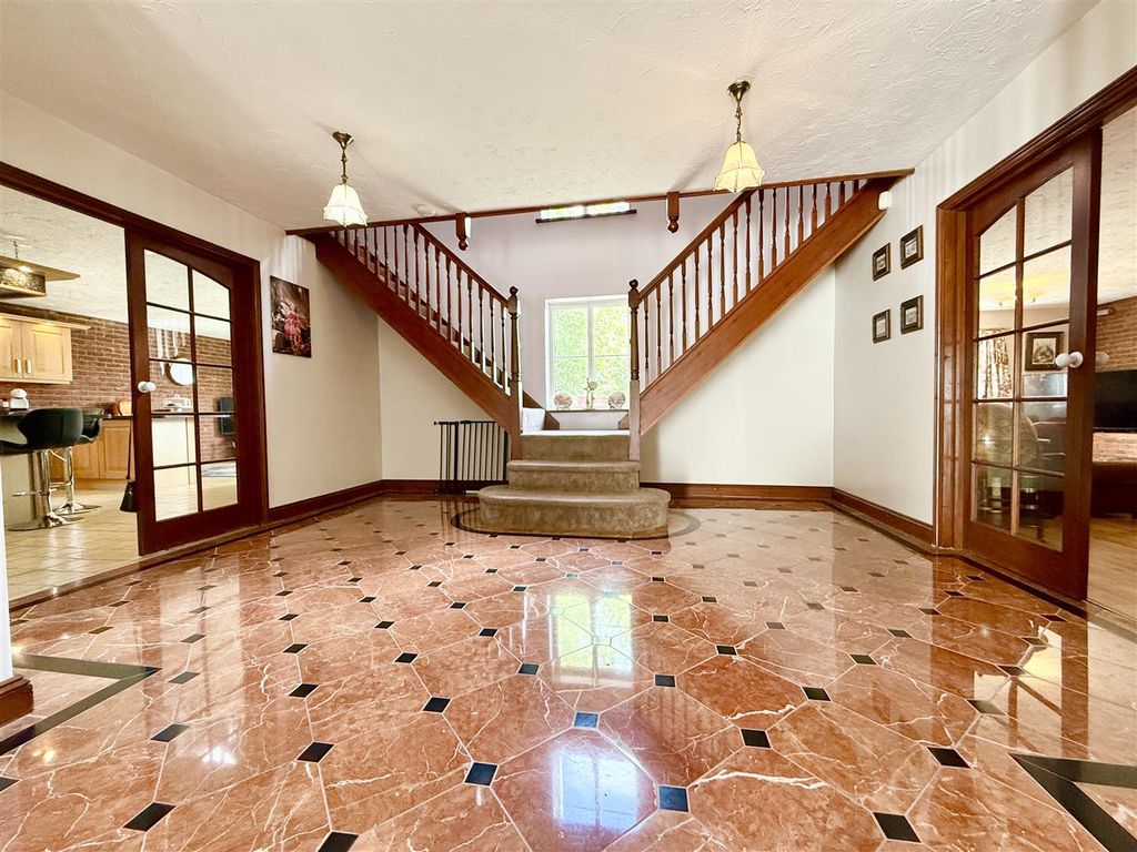Property photo 3 of 30 Entrance Hall