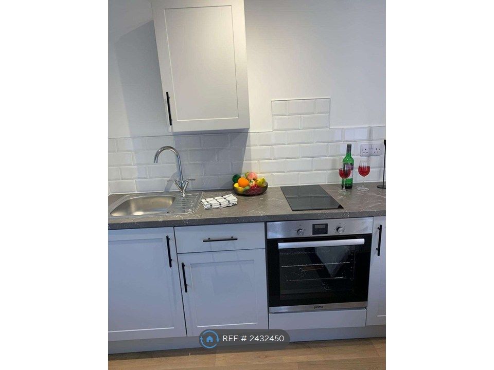 Property photo 2 of 18 Studio Kitchen